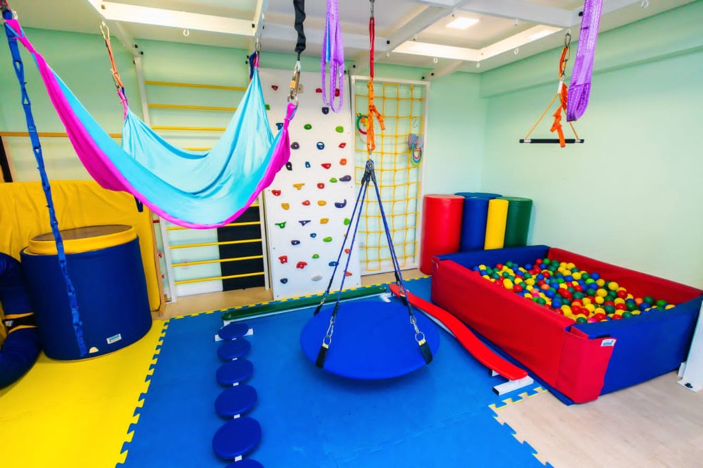 Sala terapêutica com balanços e piscina de bolinhas