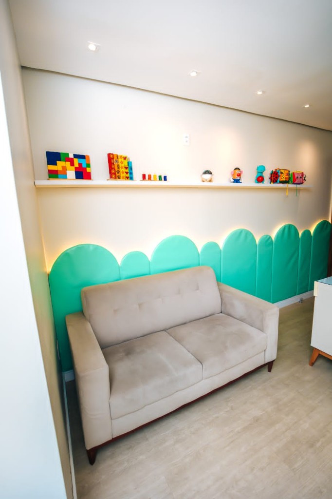 Ambiente de acolhimento com decoração infantil