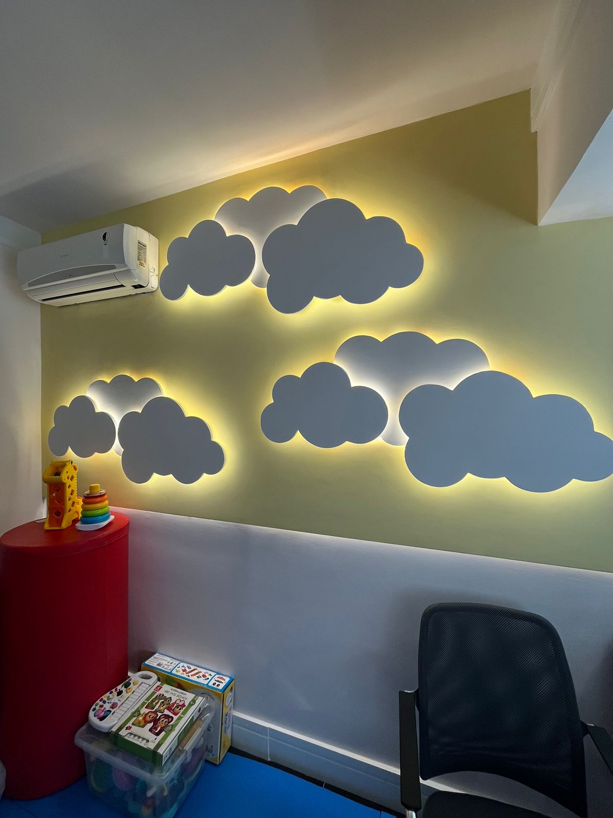 Área sensorial com almofadas e brinquedos